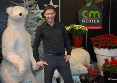 Meneer IJsbeer en Marino Kester van C&M Kester stonden samen met hun Cyclamen en Kerststerren op de beurs.